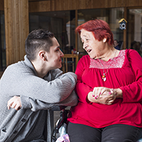 ältere Dame mit Begleitung