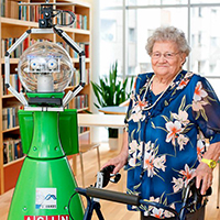 Roboter und ältere Frau